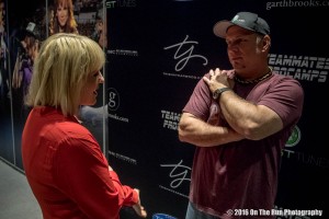 The Interview: Kari Lynch left chats with Garth Brooks during an afternoon press conference. (Photo/Eric Stoike)