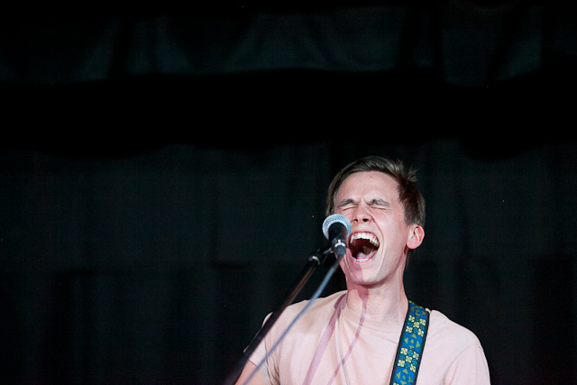 grahamparsonsingingmuskegonbyblinkPHOTO (640x427)