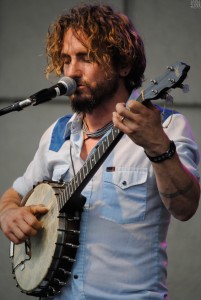 Butler alternated between acoustic guitar, banjo and electric guitar. 