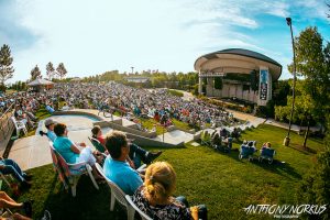 An audience of just under 1,000 embraced the award-winning songwriter.