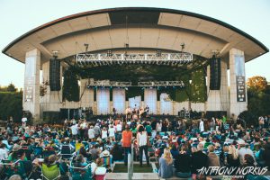 Sunny night, capacity crowd. (Photo/Anthony Norkus Photography)