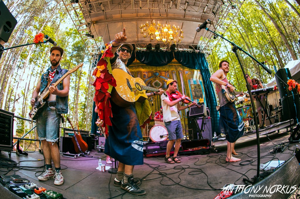 Connecting with Crowds: Lansing's Joe Hertler & The Rainbow Seekers are spreading their wings and playing the Traverse City Microbrew & Music Festival. (Photo/Anthony Norkus)