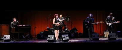 Janiva Magness and her band.