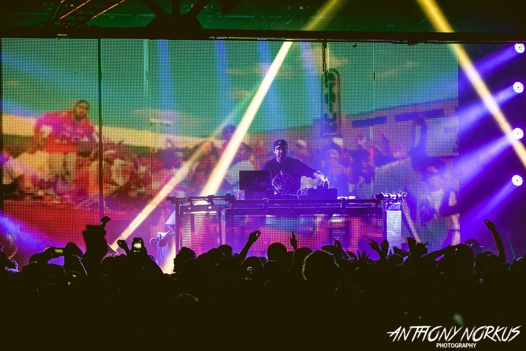 Sold-Out Insanity: Paper Diamond lit up The Intersection on Saturday night. (Photo/Anthony Norkus)