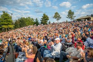 Sun-Splashed Amphitheater: Gill's concert drew a capacity crowd. (Photo/Eric Stoike)