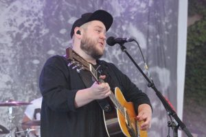 Acoustic Power: Ragnar engaged the crowd throughout the night. (Photo/Anna Sink)
