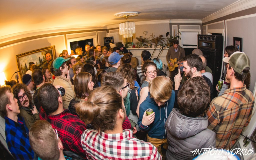 Living Room Magic: Chris Bathgate performing for a jam-packed crowd at 2015's Lamp Light. (Photo/Anthony Norkus)
