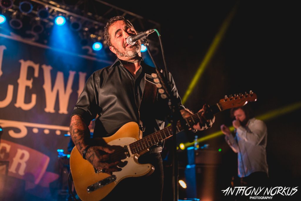 Every-Man Approach: Aaron Lewis performed for sold-out crowd at The Orbit Room on Saturday night. (Photo/Anthony Norkus)