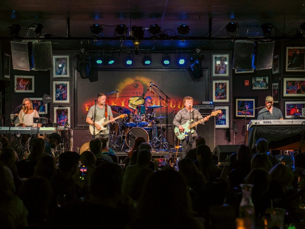 Ambrosia leads yacht rock extravaganza docking in Michigan for two tour stops