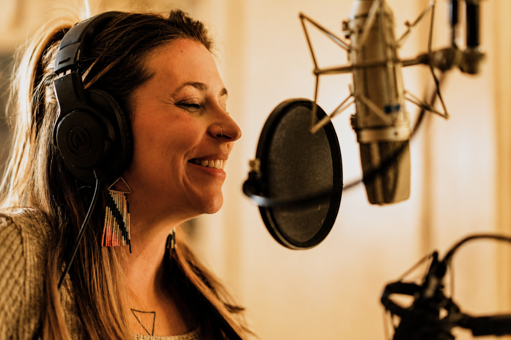 Lindsay Lou pays all-star homage to ‘Bluegrass Women,’ returns to Michigan for Freak Fair